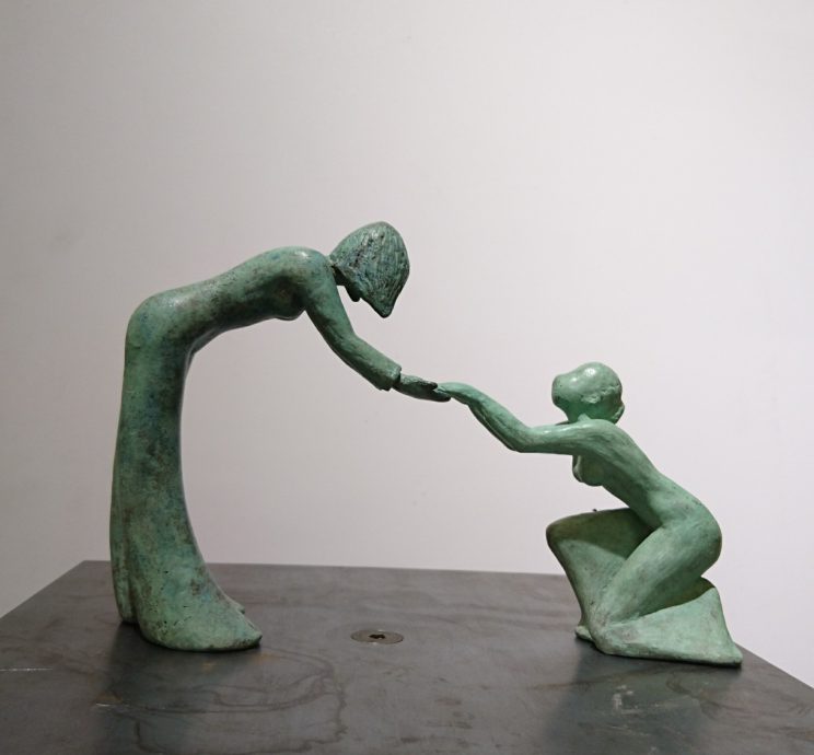Anne Maryken, Helping Hands, brons in 2 pcs, 16,5 x 25 x 7 cm, editie van 5