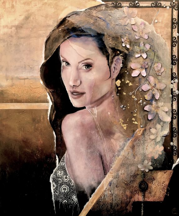 A Woman's Touch. 2021. Acrylverf, op papier geschilderde bloemen, epoxy (haar en rechterhelft gezicht en rug), bladgoud, reliëf in het haar en onder de geschilderde knoop. 100x120 cm.