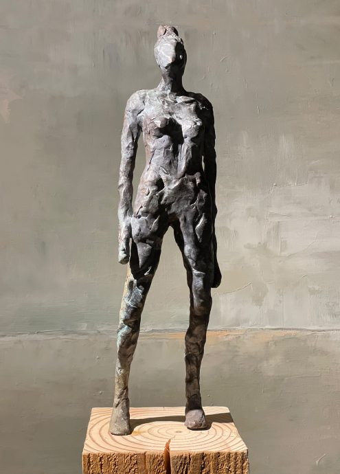 Woman figure standing. Bronze. 40 cm high.