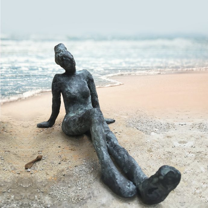 Vrouwfiguur op strand. Brons. 15x28 cm. Aantal beschikbaar: 1. 