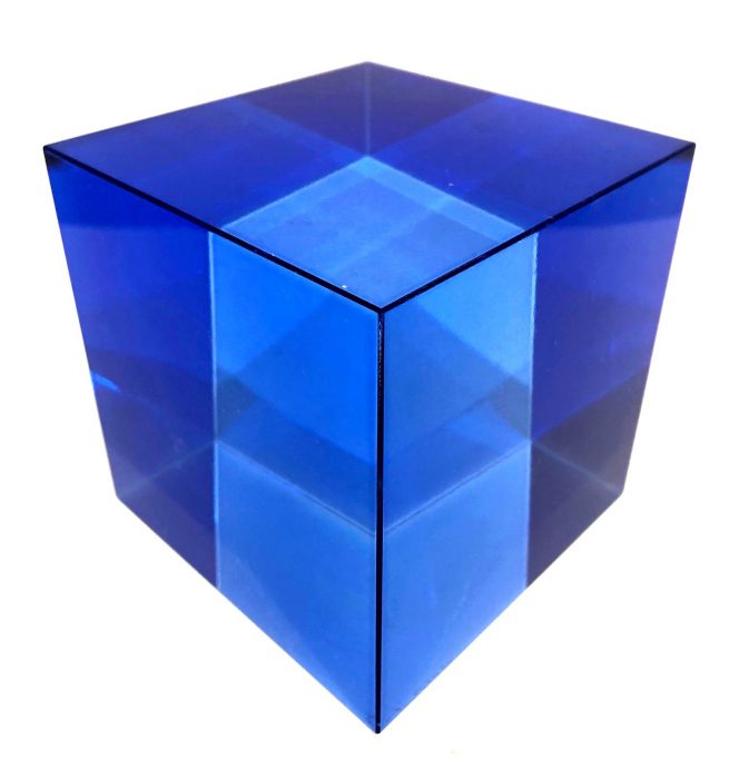 Kubus. Blauw, optisch kristal. 10x10x10 cm. oplage 8. € 195,-