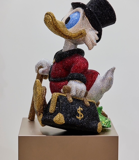 Angela Gomes, Mr. Scrooge, meer dan 40000 Swarovski steentjes op origineel Disney beeld, 52 cm.