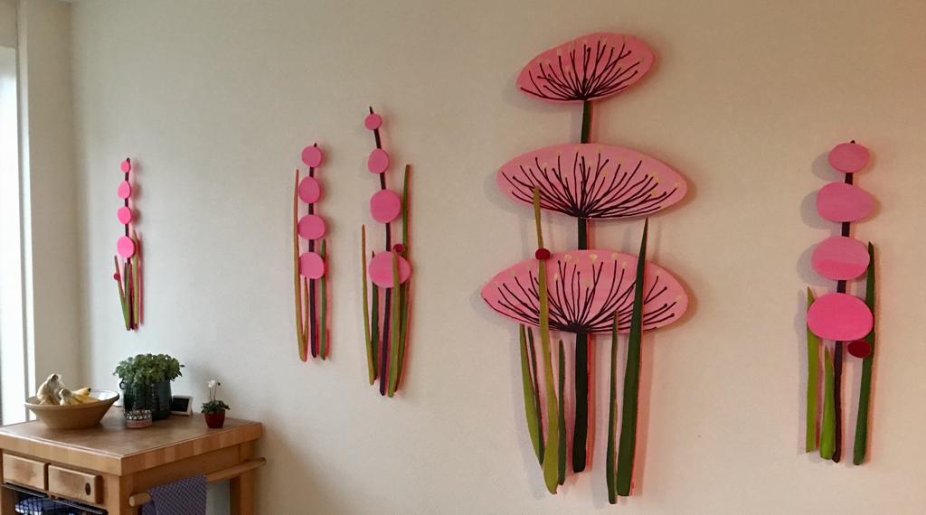 Simona Vergani, Pink Flowers, acrylverf op hout, 120 x 380 cm.